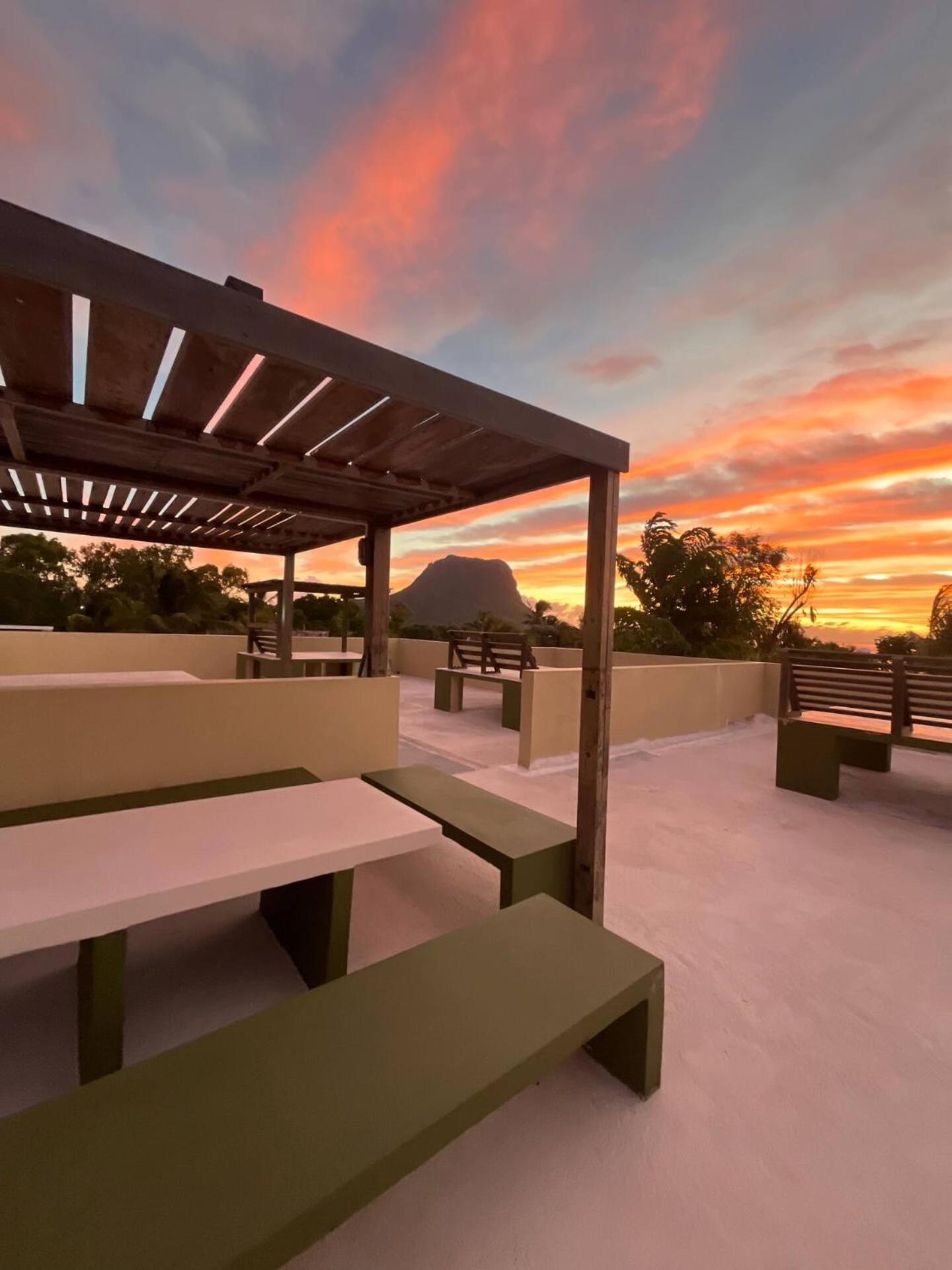 Loukaz -Entire Rental Units W Panoramic Rooftop Coteau Raffin Exterior foto