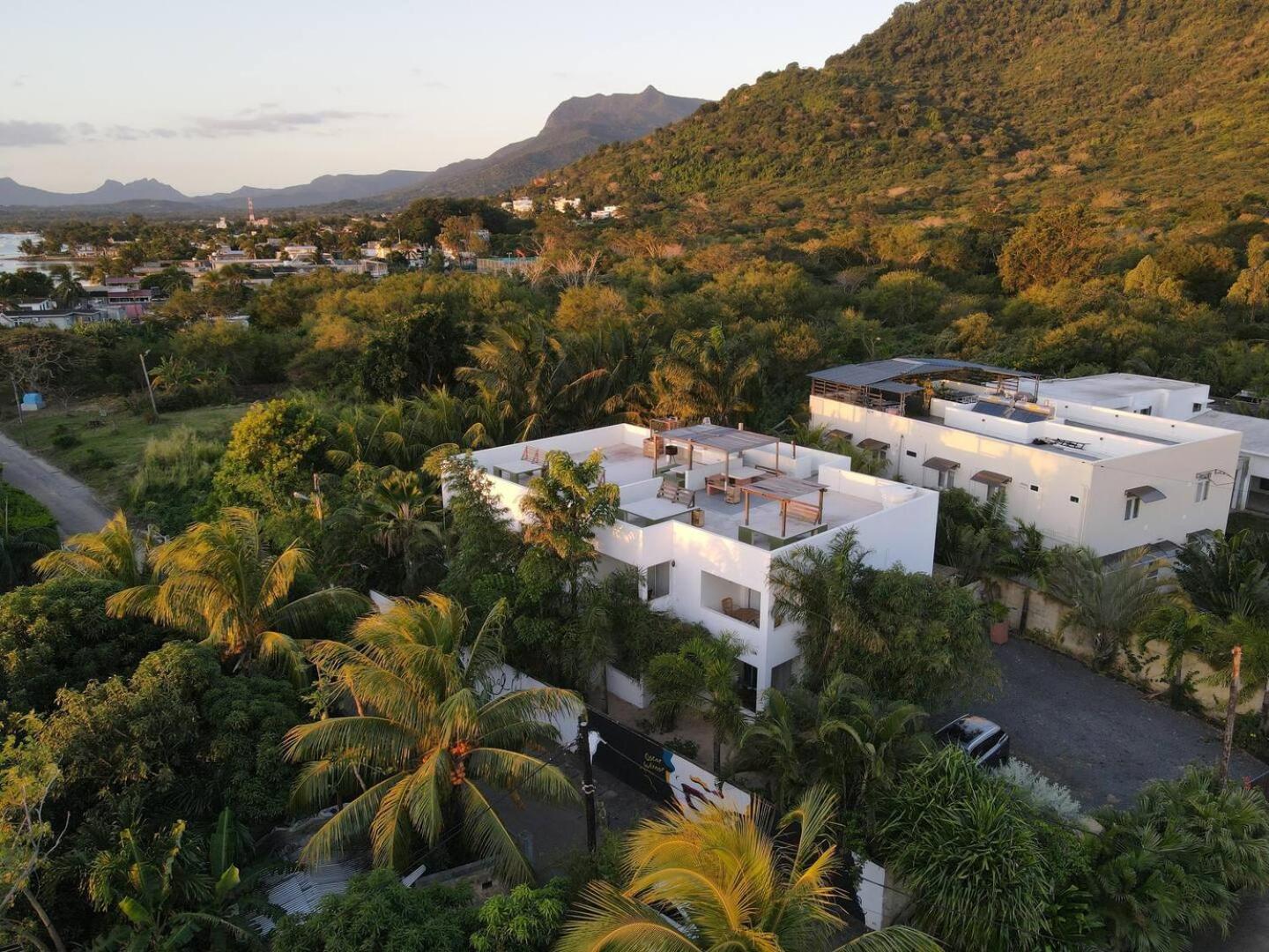 Loukaz -Entire Rental Units W Panoramic Rooftop Coteau Raffin Exterior foto